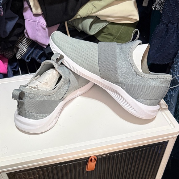 Women’s Puma Light Gray Slip-On Sneakers Knit Like New - Picture 3 of 4